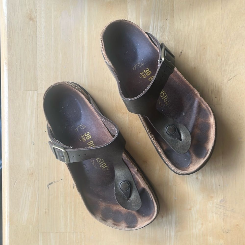 BIRKENSTOCK Gizeh 36 Sandals in Gunmetal / Metallic Gold
